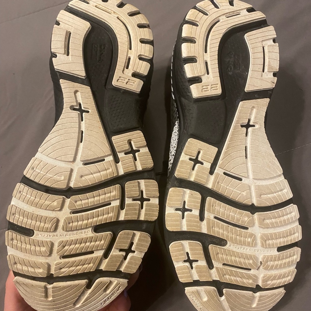 Womens size 10 Brooks Black, Grey, White. - Picture 6 of 7